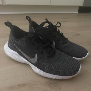 Nike women’s sneakers size 6.5 athletic shoes